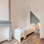 4-bedroom House Centre, Near The Metro + Car Park