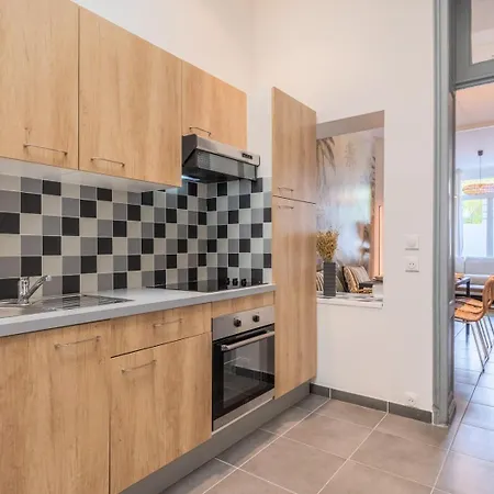 Konukevi 4-bedroom House Centre, Near The Metro + Car Park 4*