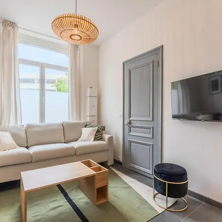 4-bedroom House Centre, Near The Metro + Car Park بيت ضيافة 4*