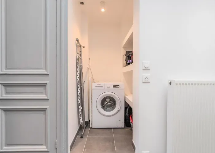 4-bedroom House Centre, Near The Metro + Car Park